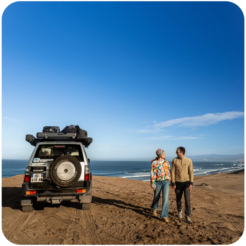 Partenaires Les Avanturiers - couple pr�s de 4x4