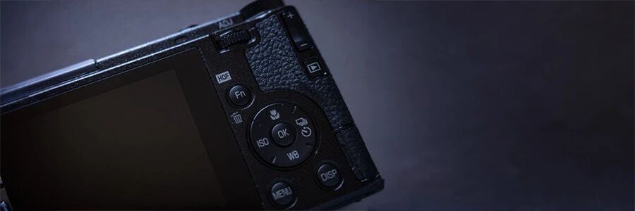 &Eacute;cran tactile et commandes du Ricoh GR IV HDF