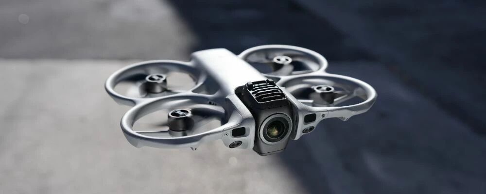 dji avata 360 drone en vol sable