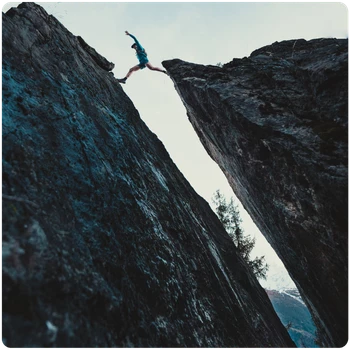 Noa Barrau entre deux falaises