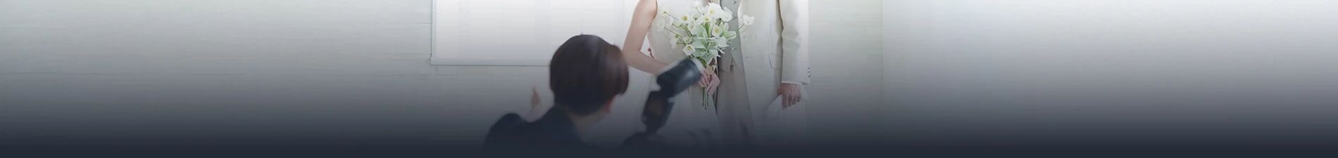 Homme avec un bo�tier � la main photographiant des mari�s