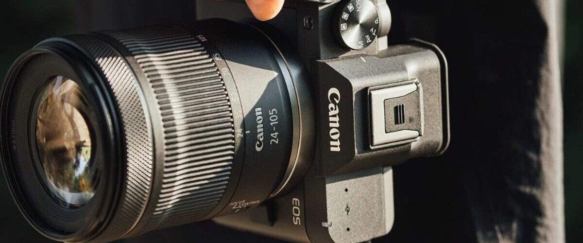 Canon EOS R8 Mark II équipé du zoom RF 24-105mm tenu à la main