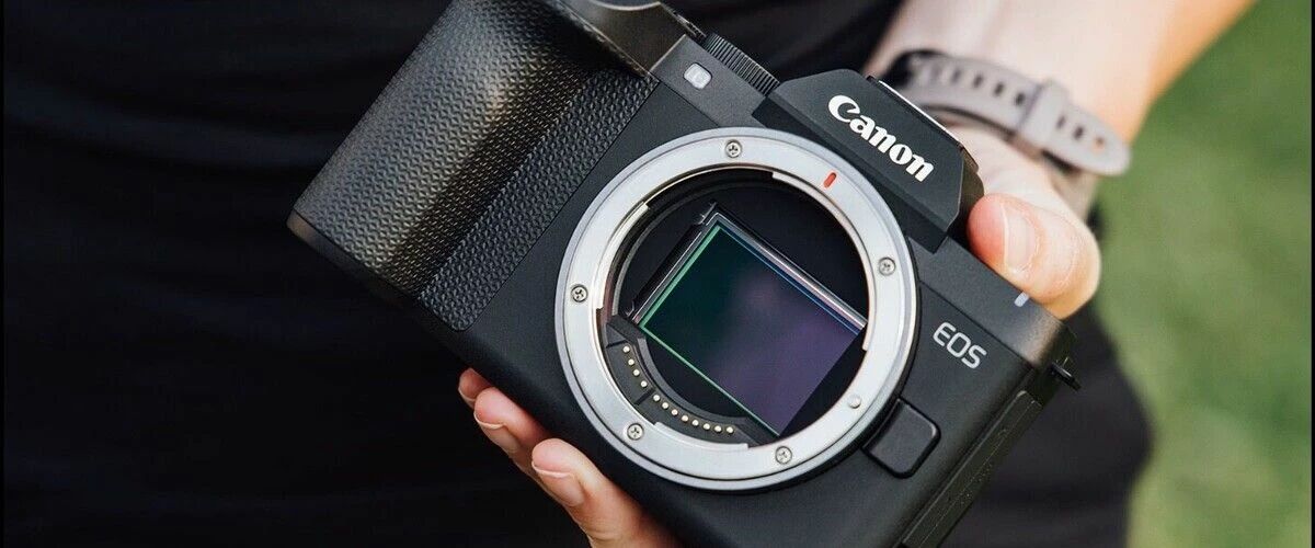 Boîtier Canon EOS R8 Mark II tenu à la main, monture et capteur visibles