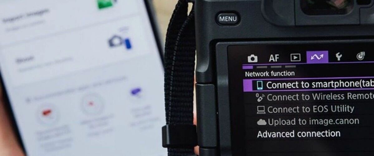 EOS R8 Mark II relié à un smartphone par l'application Camera Connect