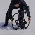 Le DJI Ronin 2 dispose d'un grip en deux parties détachables qui intègre notamment des pieds pour le poser partout