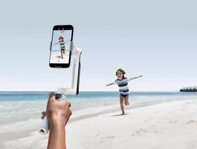 Insta360 Flow : un gimbal avec suivi, trépied et perche intégrés