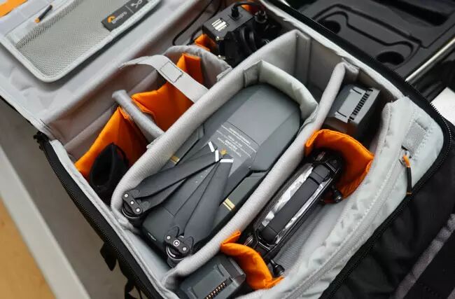 Intérieur du sac Lowepro DroneGuard BP 250 avec un DJI Mavic Pro et accessoires